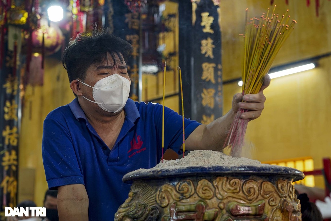 Đông đảo du khách lễ chùa Bà Thiên Hậu ở Bình Dương dịp rằm tháng Giêng - 6 Đông đảo du khách lễ chùa Bà Thiên Hậu ở Bình Dương dịp rằm tháng Giêng - 6