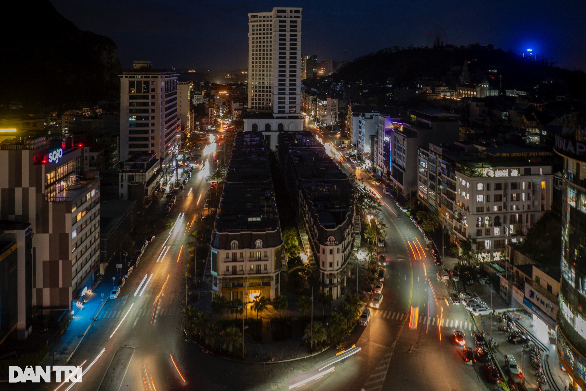 View - TP Hạ Long chìm trong bóng tối, người dân khổ sở vì mất điện, mất nước | Báo Dân trí