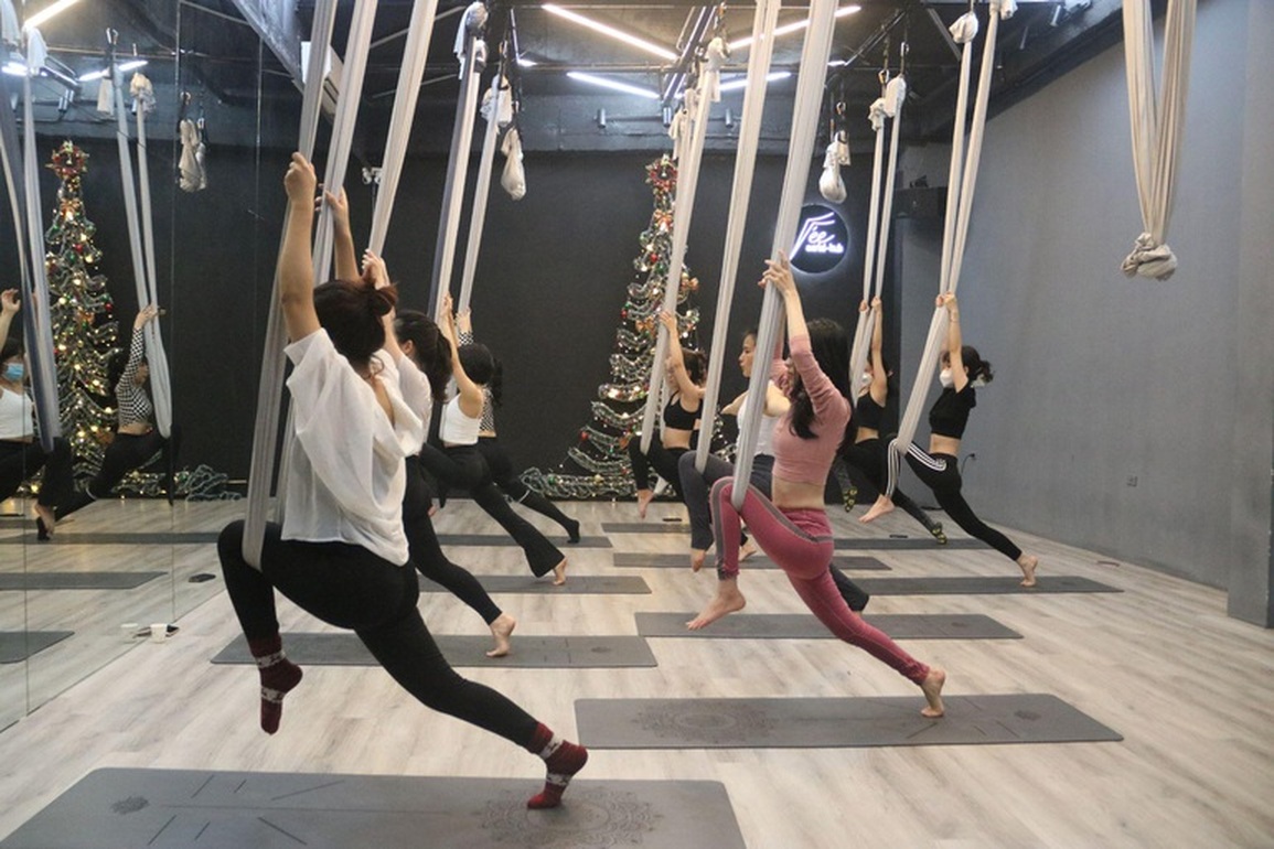 Chị em Hà Nội rủ nhau tập yoga bay giữ dáng xinh đón Tết Nguyên đán - 7 Chị em Hà Nội rủ nhau tập yoga bay giữ dáng xinh đón Tết Nguyên đán - 7