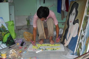 Chàng họa sĩ vẽ tranh bằng miệng, xâu kim bằng... lưỡi