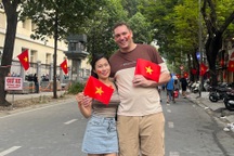 Khách Tây cầm cờ đỏ sao vàng, thức xuyên đêm trên phố chờ xem diễu binh