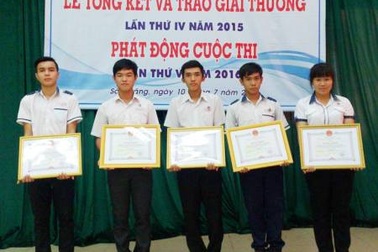 Học sinh An Lạc Thôn làm bao bì từ... lá dứa