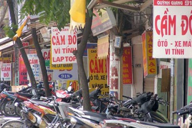 Bí tiền, sếp cầm đồ ô tô Mercedes lo thưởng Tết cho nhân viên