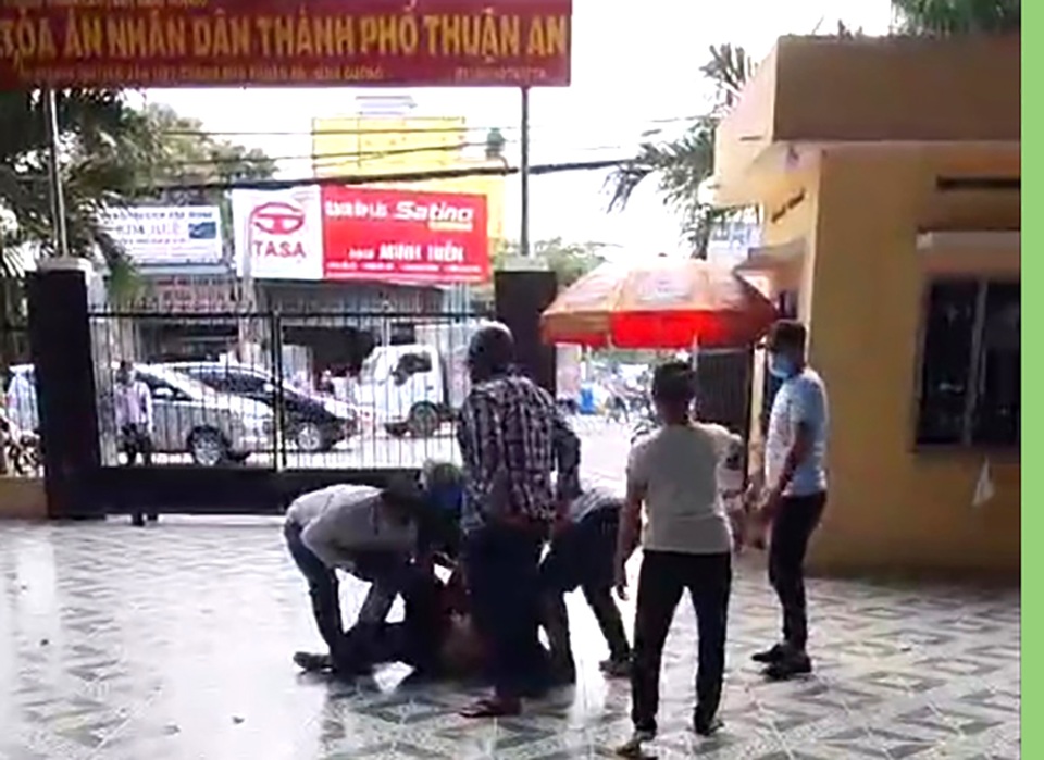Xông vào trụ sở toà án khiêng người ra ngoài vì tranh chấp đất đai - 1 Xông vào trụ sở toà án khiêng người ra ngoài vì tranh chấp đất đai - 1