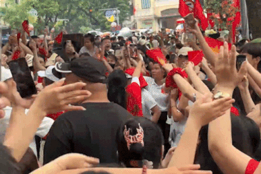 Người dân biến vỉa hè thành sân khấu, che bạt hát vang giữa trời mưa