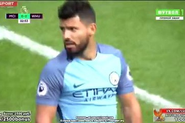 Man City - West Ham: Aguero sút chệch cột dọc