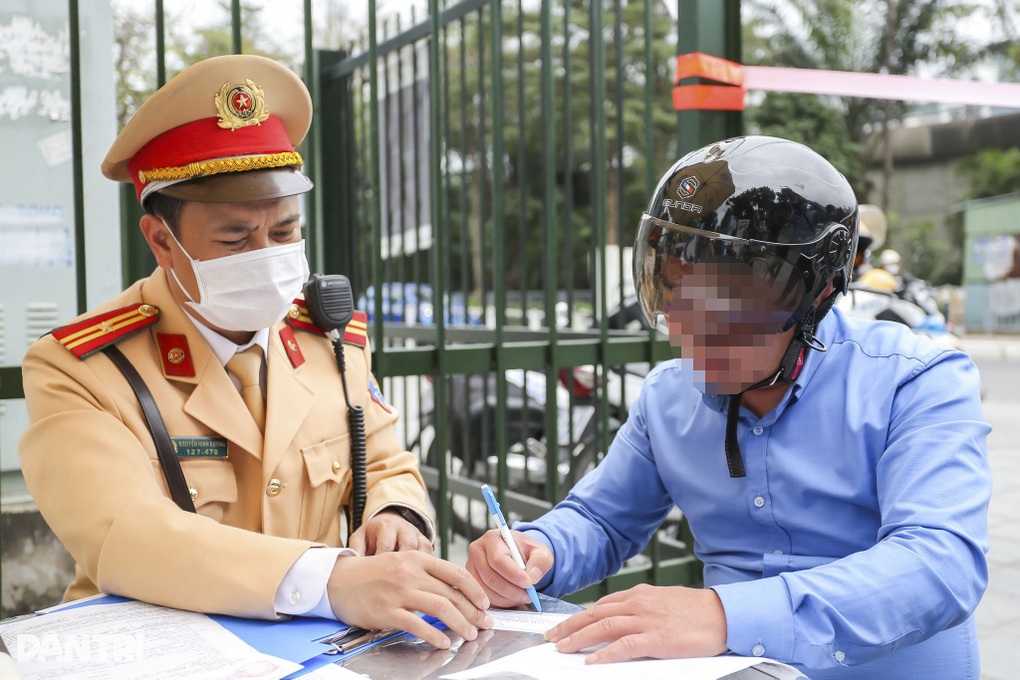 Liên hoan ngày vía Thần Tài, tài xế ô tô bay ngay chỉ vàng - 4 Liên hoan ngày vía Thần Tài, tài xế ô tô bay ngay chỉ vàng - 4