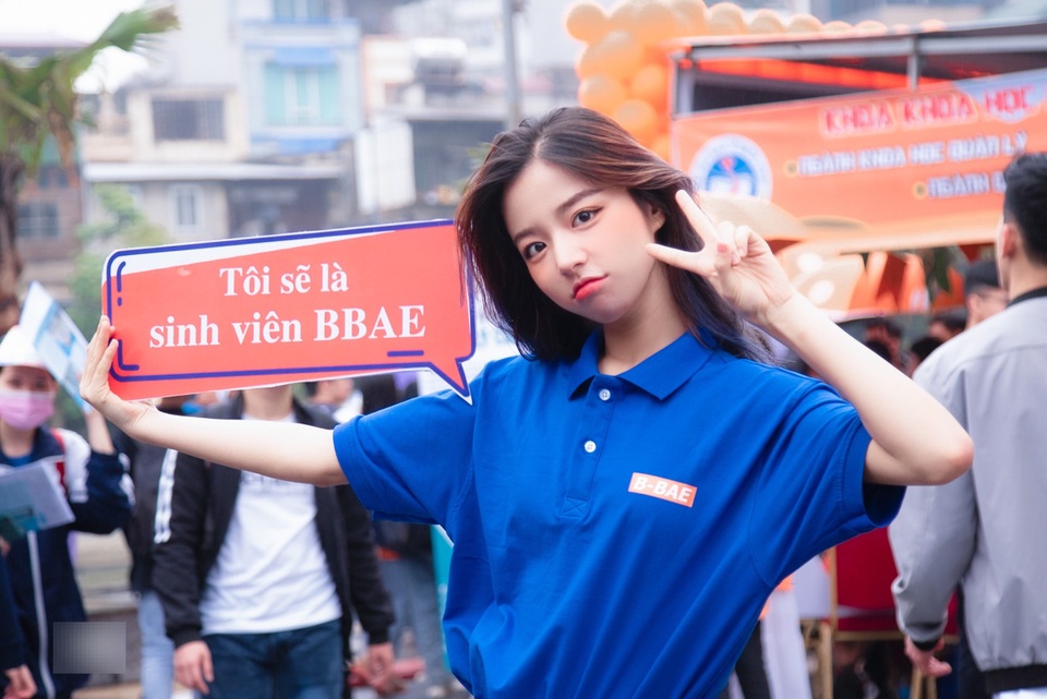 Hot girl ĐH Kinh tế quốc dân thành tâm điểm ở ngày hội tuyển sinh - 1 Hot girl ĐH Kinh tế quốc dân thành tâm điểm ở ngày hội tuyển sinh - 1