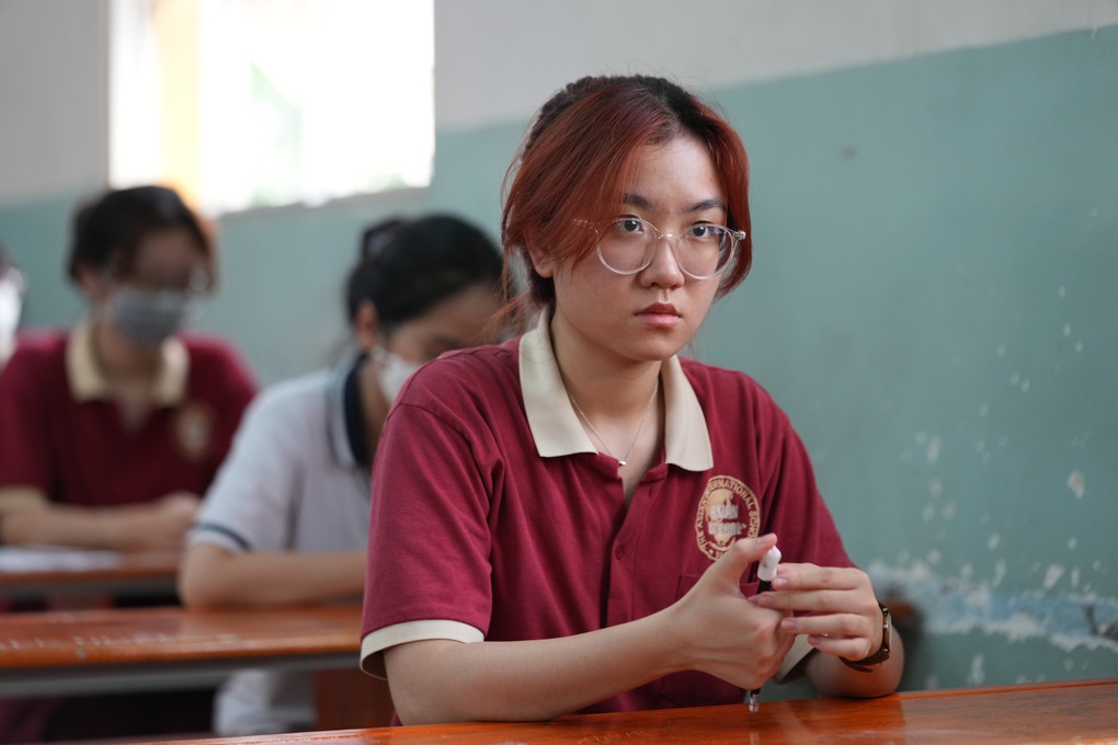 Chiều nay, sĩ tử hồi hộp bước vào thi môn Toán sau sự dễ thở của đề Văn - 3 Chiều nay, sĩ tử hồi hộp bước vào thi môn Toán sau sự dễ thở của đề Văn - 3