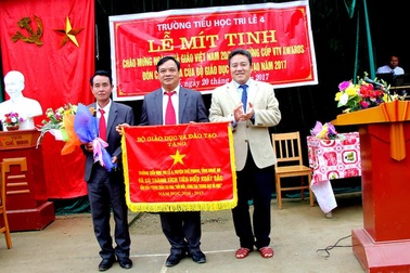 “Ngôi trường có 46 giáo viên đều là thầy giáo” nhận Cờ thi đua của Bộ Giáo dục