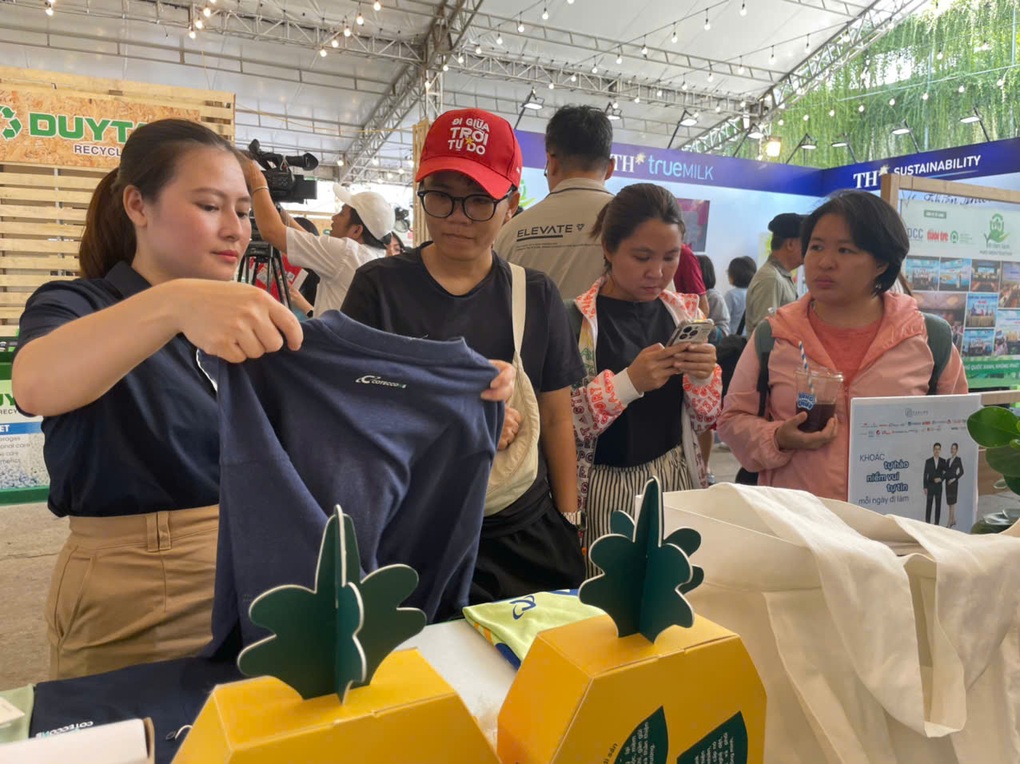 Sản phẩm tái chế hút giới trẻ tại Ngày hội Việt Nam Xanh - 2 Sản phẩm tái chế hút giới trẻ tại Ngày hội Việt Nam Xanh - 2