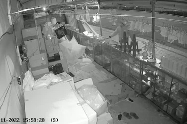 Nhóm thanh niên cầm kiếm đi cướp bánh trung thu mang về "đi biếu"