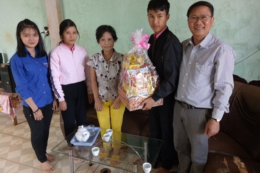 Thầy cô góp gạo giúp cho học sinh nghèo đến trường