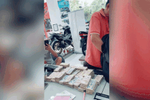 Chồng mang 11kg tiền lẻ mua xe máy tặng vợ gây "bão" mạng