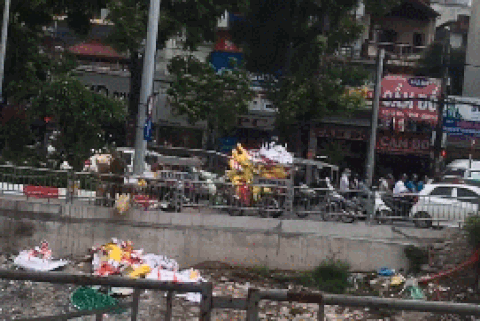 Clip “thản nhiên vứt từng túi rác lớn xuống sông Tô Lịch” khiến dân mạng phẫn nộ