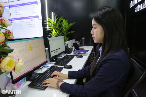 Bên trong nơi tổ chức đấu giá trực tuyến biển số xe