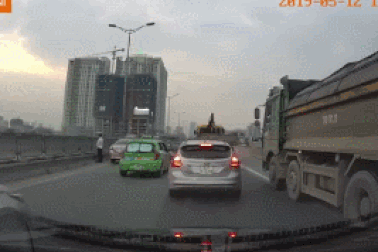 Ùn tắc đường Vành đai 3 trên cao vì tài xế dừng xe để... "giải quyết nỗi buồn"