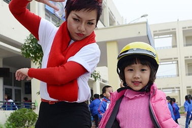 Con gái Thái Thùy Linh biểu diễn nhí nhảnh bên mẹ