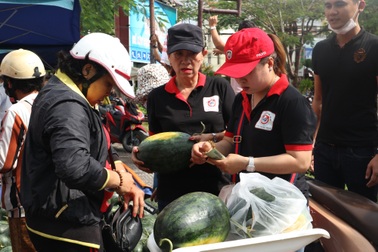 Người dân giải cứu dưa hấu bị "ách tắc" vì virus corona