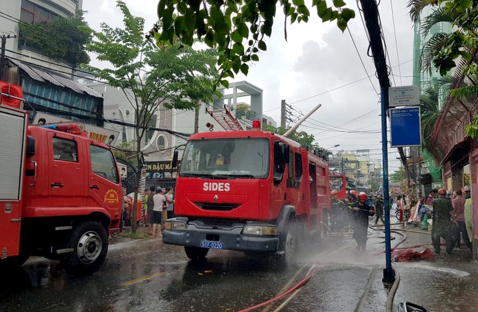 Cháy xưởng sản xuất giày, người dân ôm đồ bỏ chạy - 3 Cháy xưởng sản xuất giày, người dân ôm đồ bỏ chạy - 3