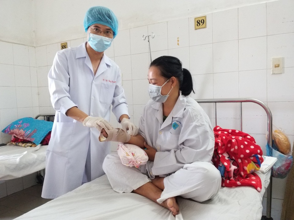 Người phụ nữ bị dập nát bàn tay vì máy xay cá cuốn vào - 2 Người phụ nữ bị dập nát bàn tay vì máy xay cá cuốn vào - 2