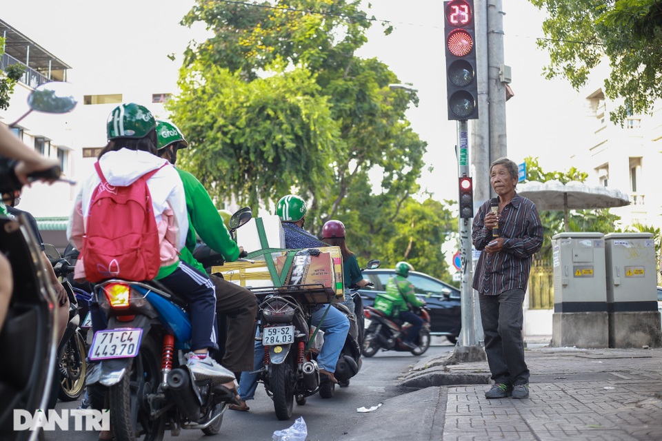 hình 1 Hơn 2 năm nay, người đàn ông 68 thường đi đến khắp các ngã tư trên TPHCM để hát rong và bán vé số.jpg Hơn 2 năm nay, người đàn ông 68 tuổi thường đi khắp các ngã 4 trong thành phố vừa hát vừa bán vé số mưu sinh.