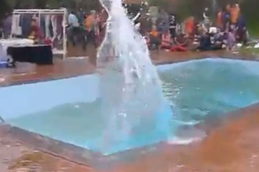 Hãi hùng cảnh động đất gây “sóng thần” trong bể bơi 