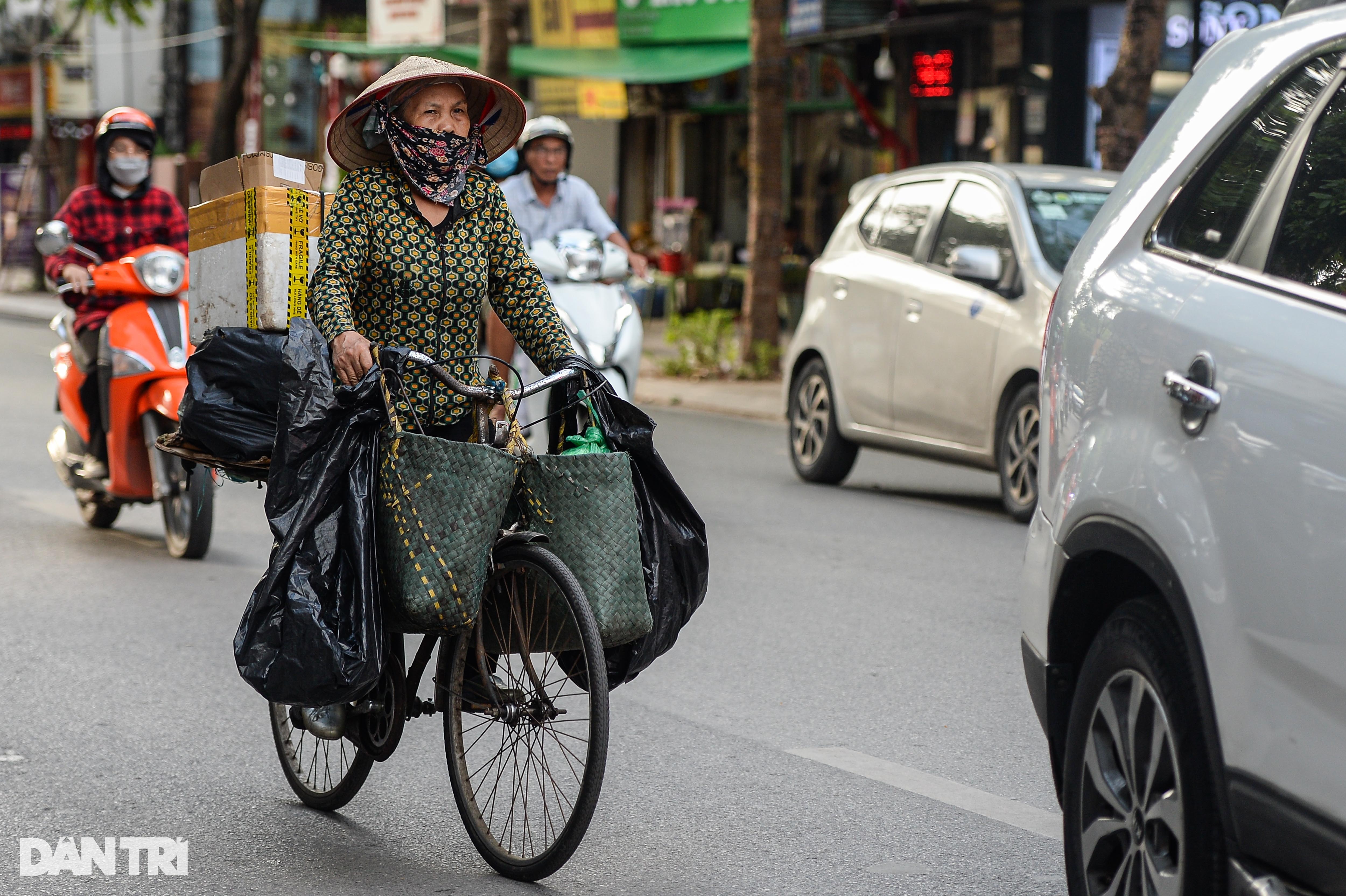 Những người già miệt mài mưu sinh giữa Thủ đô - 12