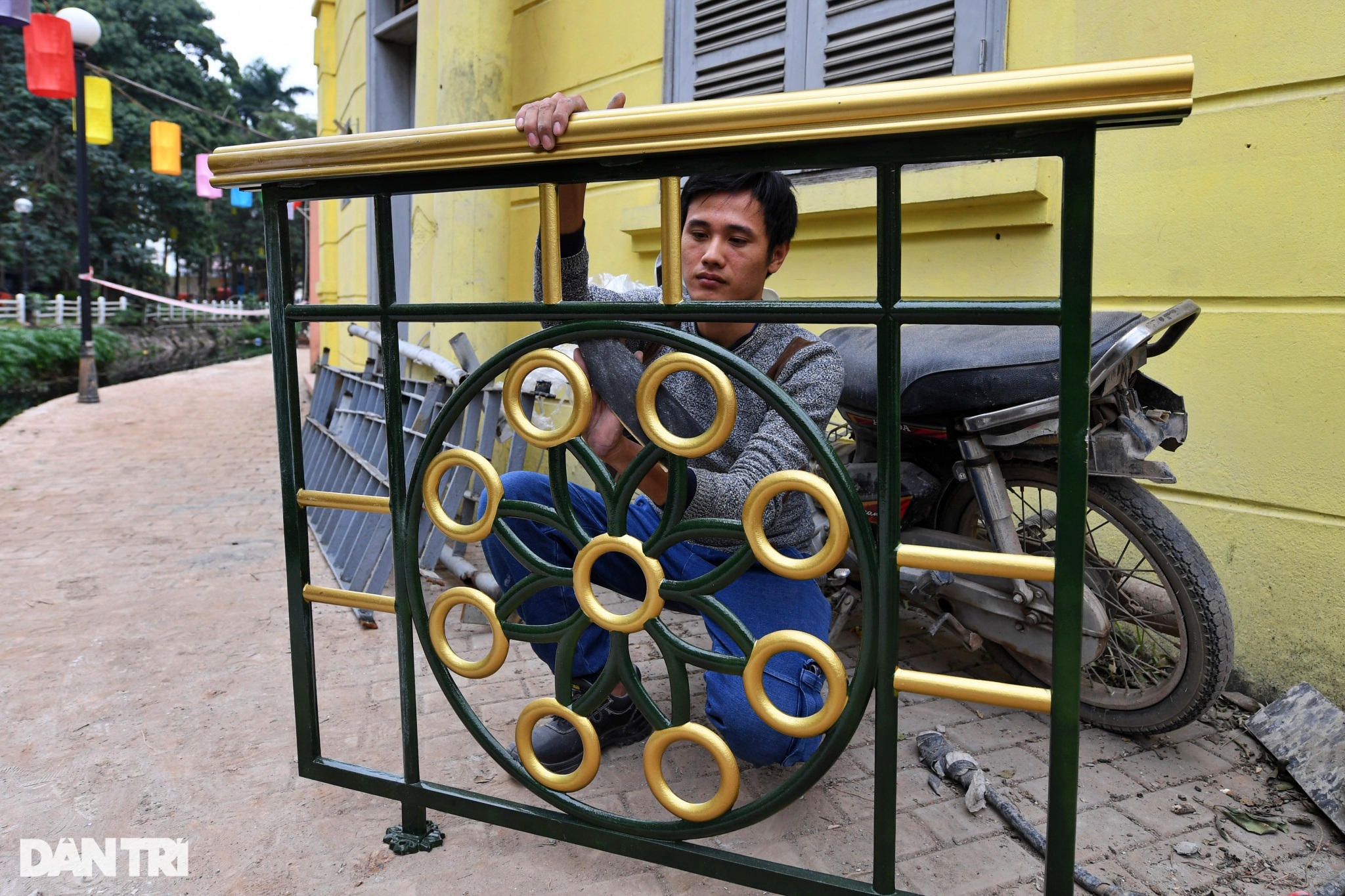 View - Gấp rút hoàn thành tuyến phố ẩm thực đêm trên bán đảo hồ Trúc Bạch ở Hà Nội | Báo Dân trí