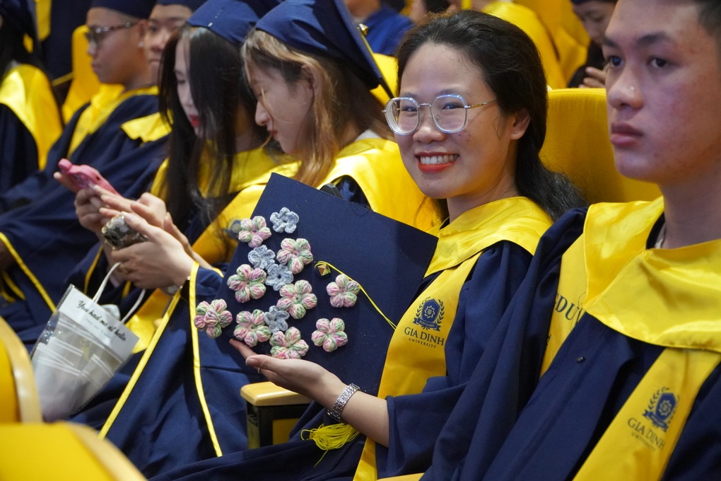 Nữ sinh kết nón hoa tốt nghiệp độc đáo, chưa ra trường đã có việc làm - 3 Nữ sinh kết nón hoa tốt nghiệp độc đáo, chưa ra trường đã có việc làm - 3