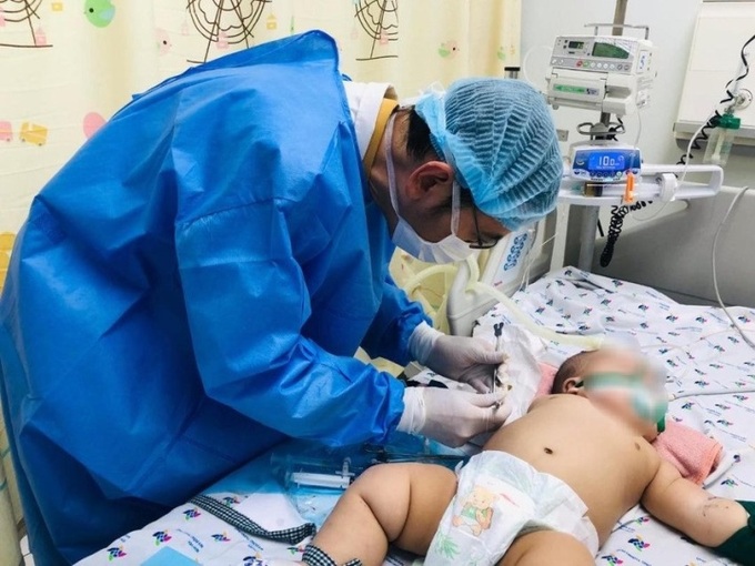 Tình trạng bệnh nhi cải thiện dần sau gần 2 tuần điều trị, hết sốt, được cai thở oxy.