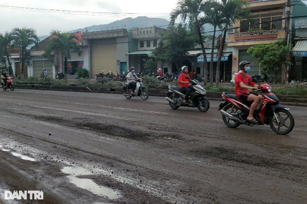 Quốc lộ 1A nát như ruộng cày, ngay đoạn qua Quy Nhơn - 5 Quốc lộ 1A nát như ruộng cày, ngay đoạn qua Quy Nhơn - 5
