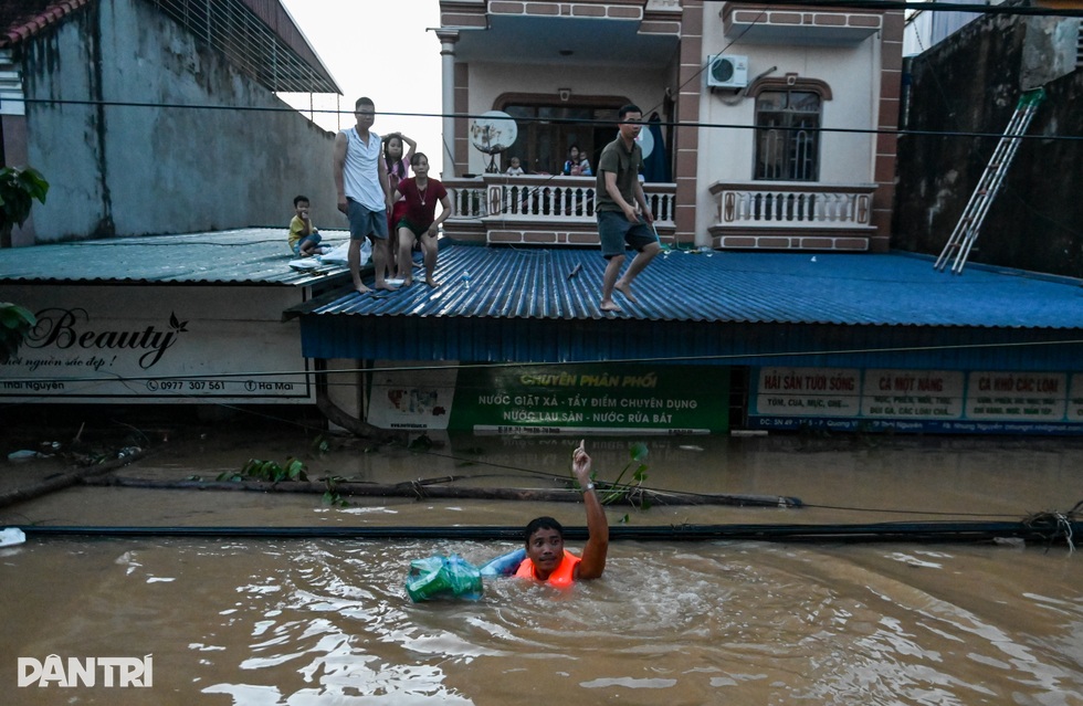 Sau lũ dữ là những bàn tay cứu người giữa “biển nước” Thái Nguyên - 5 Sau lũ dữ là những bàn tay cứu người giữa “biển nước” Thái Nguyên - 5