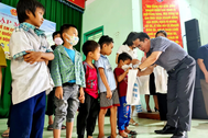 200 suất quà dành tặng trẻ em miền núi có hoàn cảnh đặc biệt khó khăn