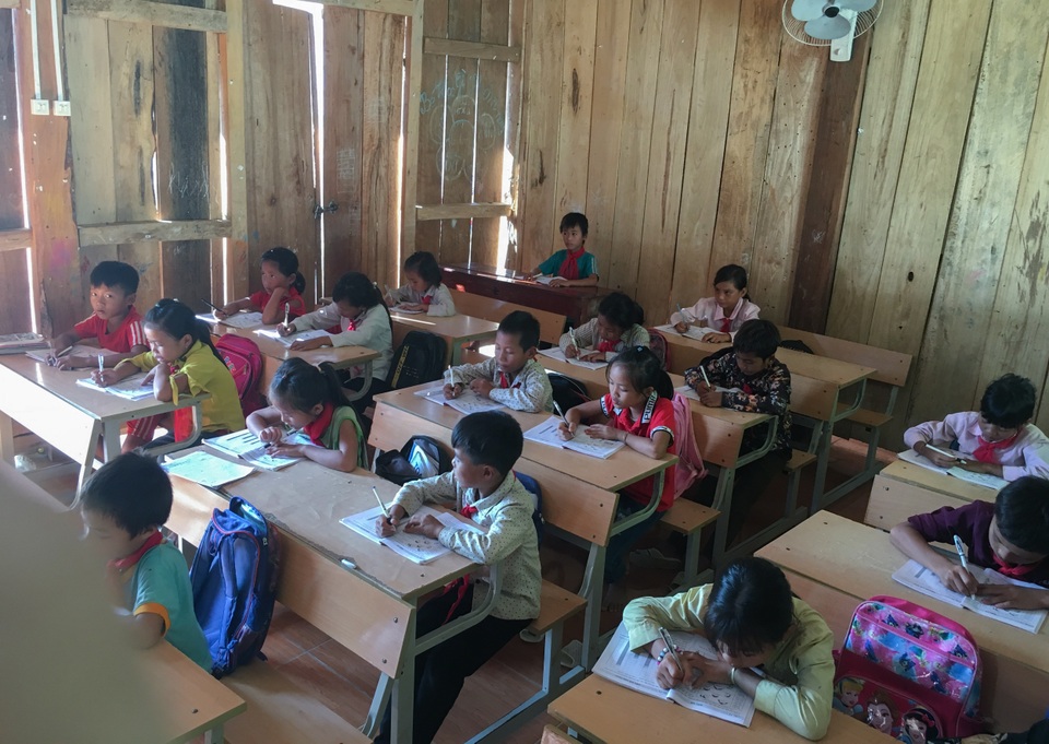 Lớp học xuống cấp, mỗi trận mưa to cả trăm em học sinh bỏ chạy lánh nạn - 4 Lớp học xuống cấp, mỗi trận mưa to cả trăm em học sinh bỏ chạy lánh nạn - 4