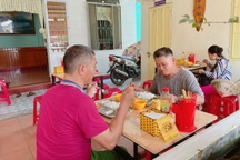 Ấm lòng quán cơm chay 2.000 đồng, miễn phí giao đến tận nơi