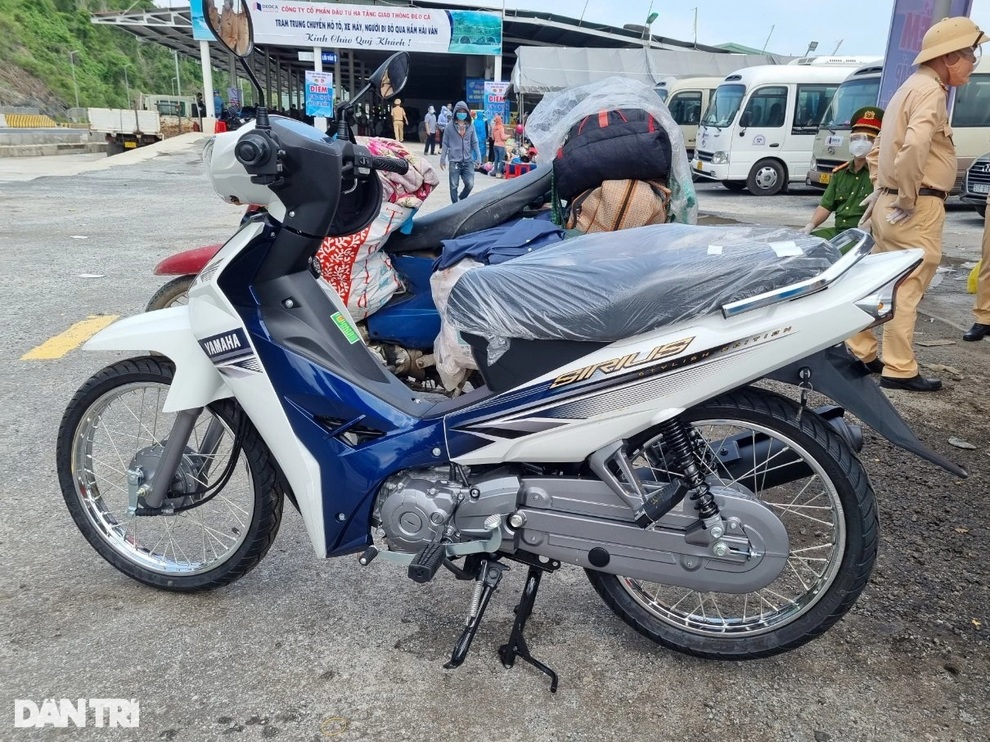 Đôi vợ chồng lượm ve chai được CSGT tặng xe máy, rút ngắn con đường về quê - 3 Đôi vợ chồng lượm ve chai được CSGT tặng xe máy, rút ngắn con đường về quê - 3