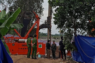 Vụ bé trai lọt trụ sâu 35m: Trụ bê tông bị nghiêng, chưa thể nhổ trong đêm