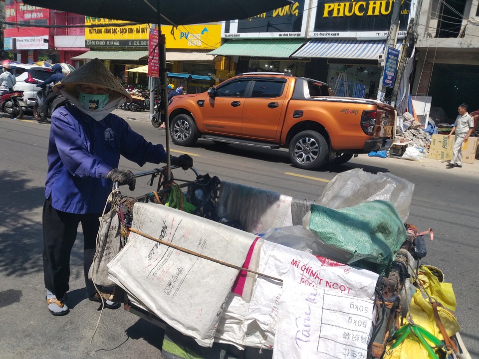 Người Đà Nẵng nhọc nhằn mưu sinh giữa cái nắng “cháy da, cháy thịt” - 2 Người Đà Nẵng nhọc nhằn mưu sinh giữa cái nắng “cháy da, cháy thịt” - 2