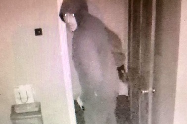 Đi nghỉ mát, cặp đôi tá hoả khi thấy trộm lục tung nhà cửa