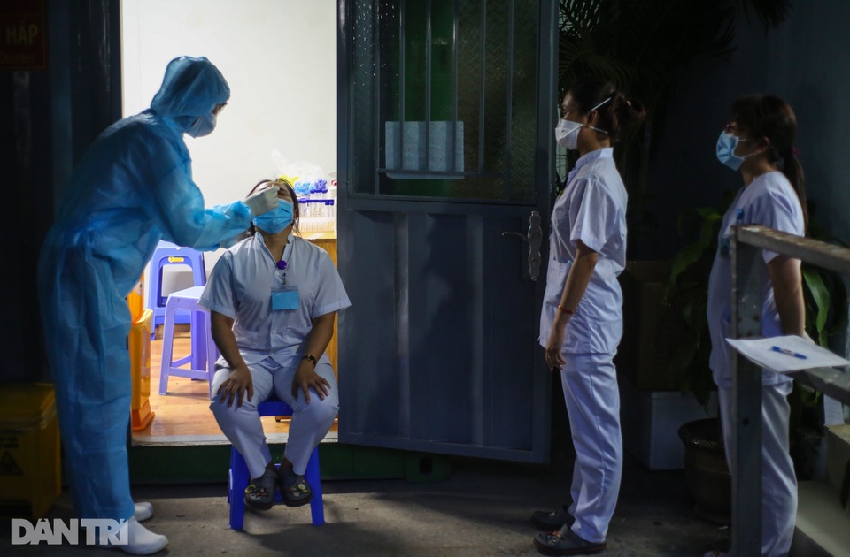 TPHCM đối mặt với 6 nhóm nguy cơ lây nhiễm SARS-CoV-2 - 3