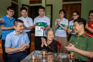 Thăm khám cho mẹ Việt Nam Anh hùng