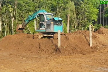 Thuê máy múc đào phá đê của Kênh tiêu Vách Bắc (huyện Diễn Châu, Nghệ An).