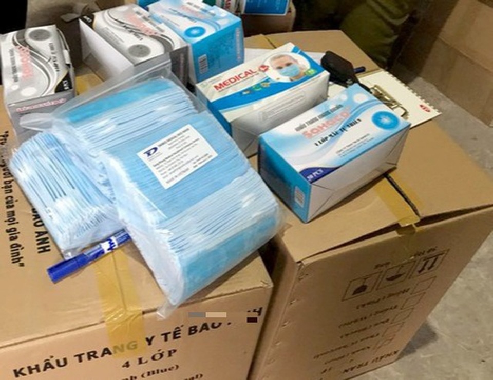Nhóm khách đi máy bay định “tuồn” số lượng lớn khẩu trang sang Thái Lan - 1 Nhóm khách đi máy bay định “tuồn” số lượng lớn khẩu trang sang Thái Lan - 1