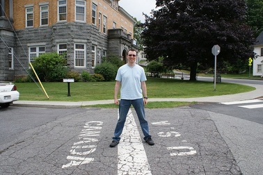 Ở nơi muốn sang nhà hàng xóm cũng phải mang theo hộ chiếu