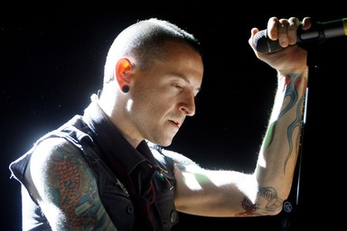 Chester Bennington - thủ lĩnh nhóm Linkin Park tự tử ở tuổi 41