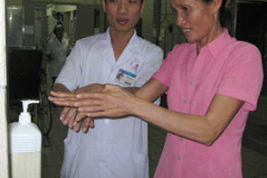 Bệnh nhân lười rửa tay khi tới bệnh viện