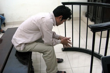 Cô gái quê bị giam giữ, ép kích dục cho “khách làng chơi”