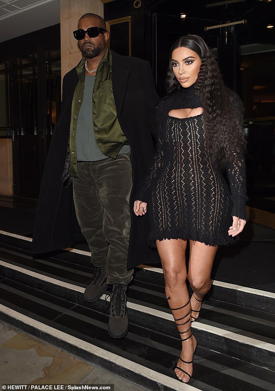 Vợ chồng Kim Kardashian tình tứ đi ăn tối - 6