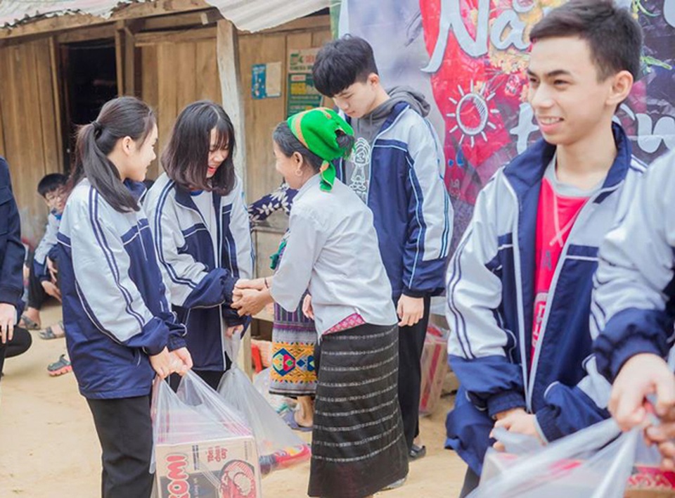Học sinh trường Phan tặng quà Tết cho bản nghèo - 2 Học sinh trường Phan tặng quà Tết cho bản nghèo - 2